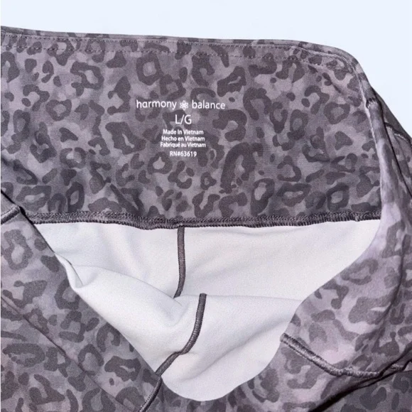 Harmony Balance Gray Leopard Print Two-Piece Yoga Set - Size Large - Picture 6 of 8